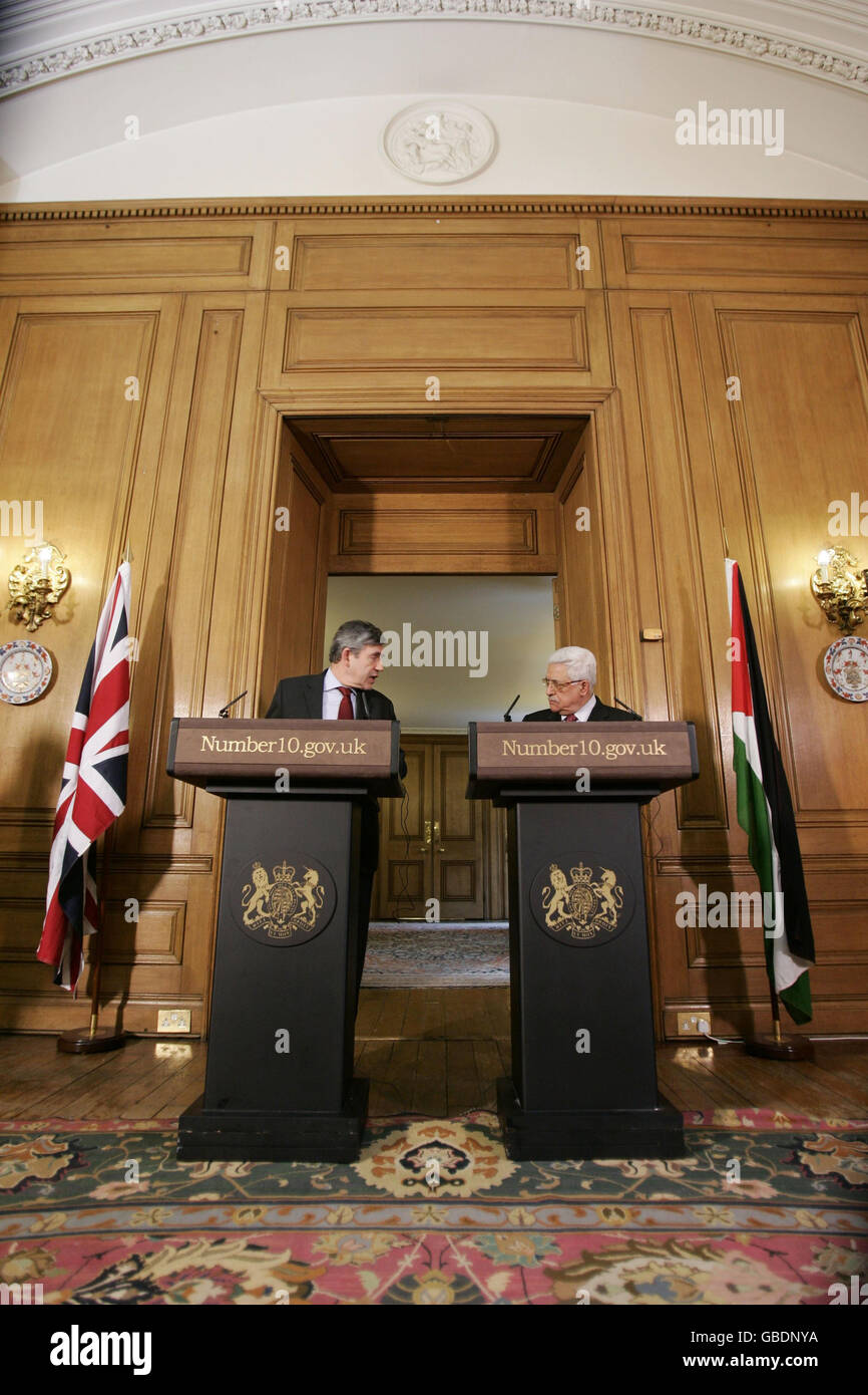 El Primer Ministro Gordon Brown (izquierda) y el Presidente palestino Mahmoud Abbas hablan a los medios de comunicación durante una conferencia de prensa conjunta tras las conversaciones en 10 Downing Street en Londres. Foto de stock