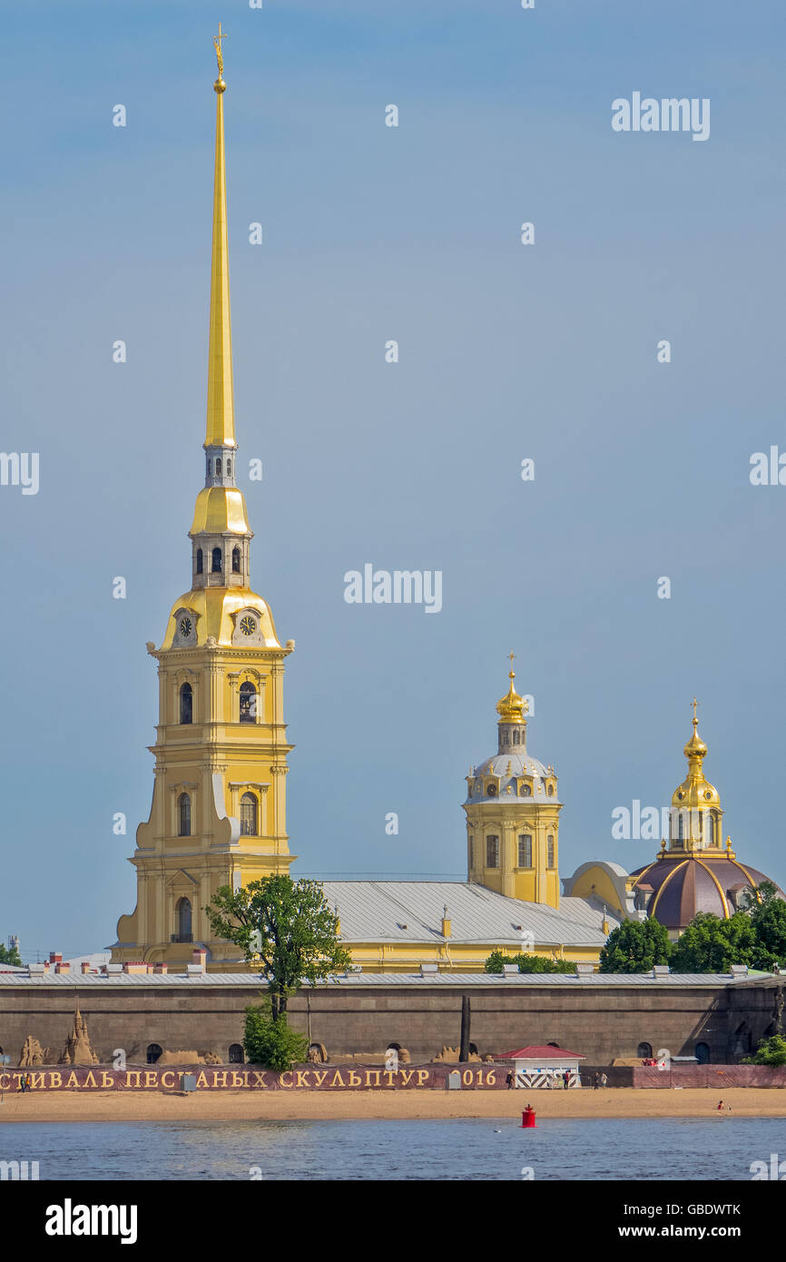 La Catedral de San Pedro y san Pablo y a la Fortaleza de San Petersburgo en Rusia Foto de stock