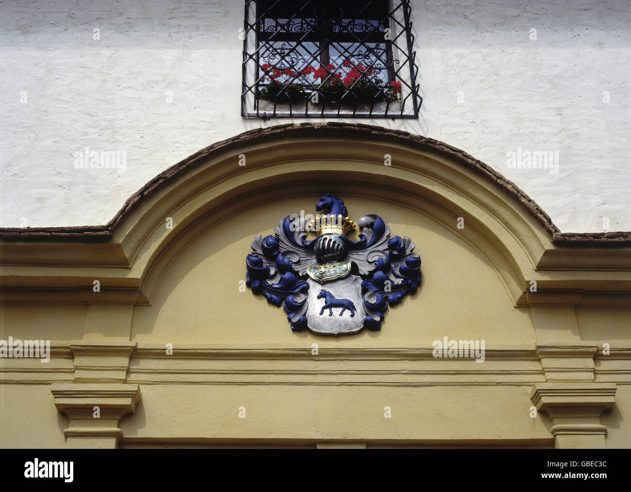 Heráldica, escudo de armas, Austria, Conde de Bardeau, sobre la puerta del Castillo de Kornberg, Steiermark, Derechos adicionales-Clearences-no disponible Foto de stock