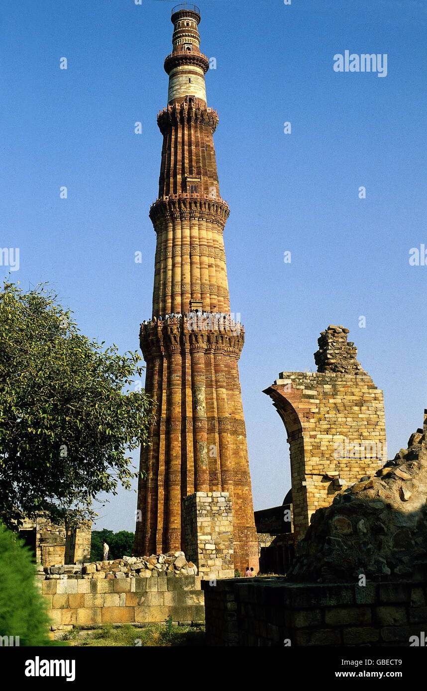Geografía / viajes, India, Delhi, mezquita Quwwat-ul-Islam - Mashid (mezquita del poder del Islam), construido: Desde 1199 bajo Qutb ad-DIN Aibak, vista exterior, minarete, alrededor de 1980, Derechos adicionales-Clearences-no disponible Foto de stock