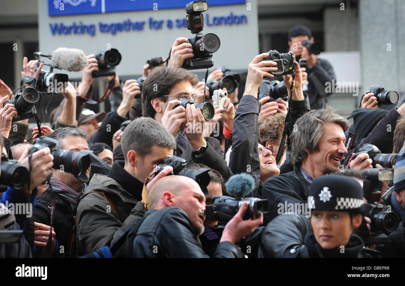 Los fotógrafos fuera de New Scotland Yard en Londres hoy tienen una sesión de fotos en masa en protesta por una nueva ley antiterrorista. Los fotoperiodistas dicen que la Sección 76 de la Ley contra el Terrorismo, que hoy se convirtió en ley, podría verlos detenidos por hacer su trabajo. Foto de stock