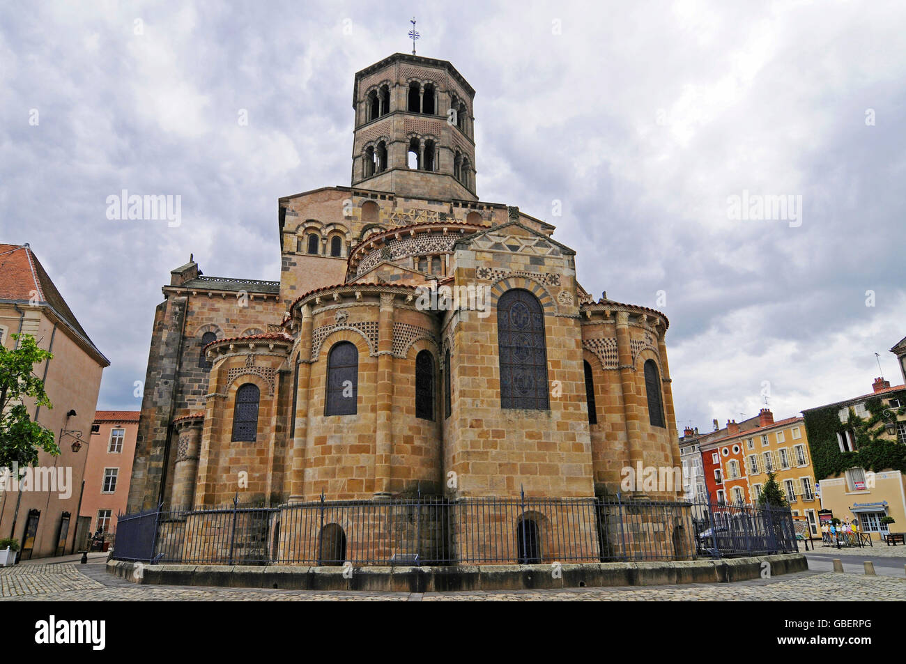 La iglesia de la abadía, Issoire Saint-Austremoine, Departamento Puy-de-Dome, Auvergne, Francia Foto de stock