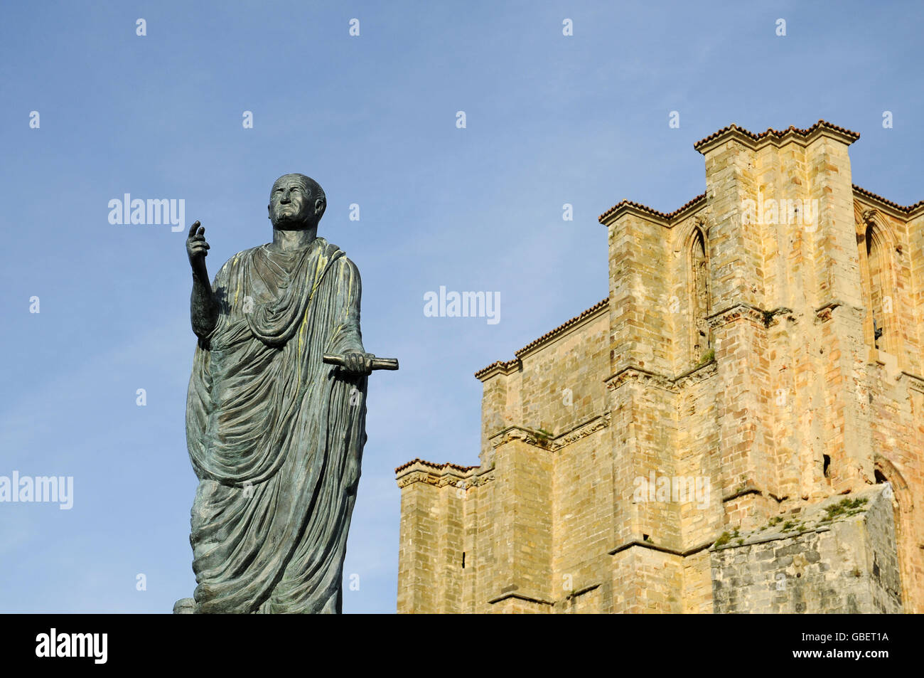 Estatua de César Augusto, iglesia de Santa Maria, Castro Urdiales, el Golfo de Vizcaya, Cantabria, ESPAÑA Foto de stock