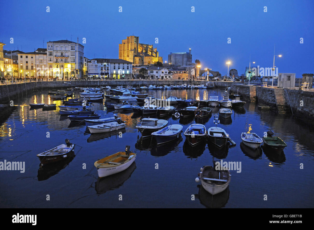 Harbour, iglesia de Santa Maria, Castro Urdiales, el Golfo de Vizcaya, Cantabria, ESPAÑA Foto de stock