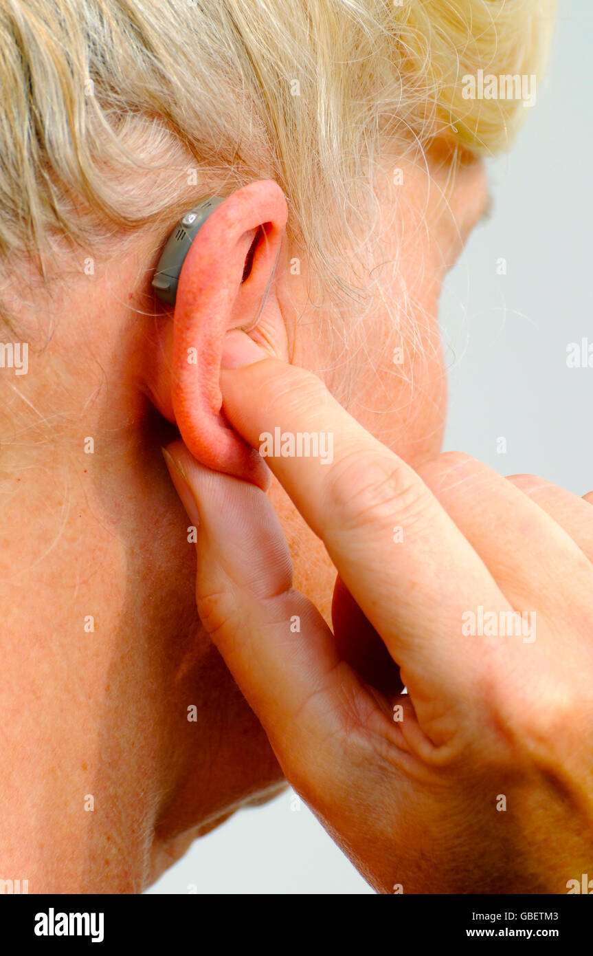 Moderno audífonos pequeños, mujer, 55 - 60 años, dureza de la audición,  Alemania / sordo-ayuda, instrumento de audición, duros de oído Fotografía  de stock - Alamy