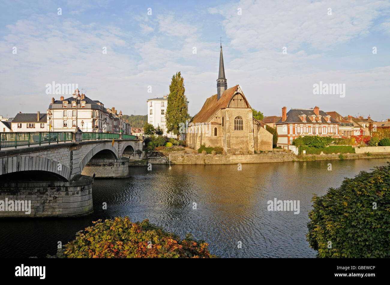 Iglesia de Saint Maurice, río Yonne, Sens, Yonne, Borgoña, Francia / Bourgogne Foto de stock