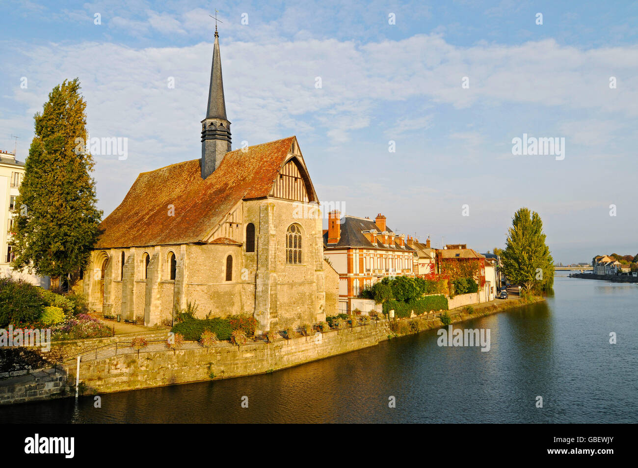 Saint Maurice iglesia, río Yonne, Sens Departement Yonne, Borgoña, Francia / Borgoña Foto de stock
