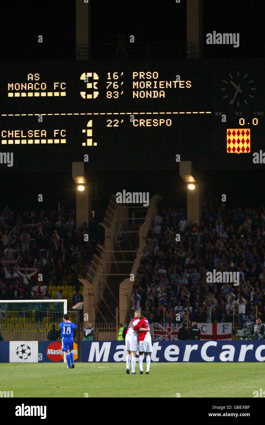 Fútbol - Liga de Campeones de la UEFA - Semi Final - Primera pierna - Mónaco contra Chelsea. El marcador muestra la victoria de Mónaco en 3-1 contra Chelsea Foto de stock