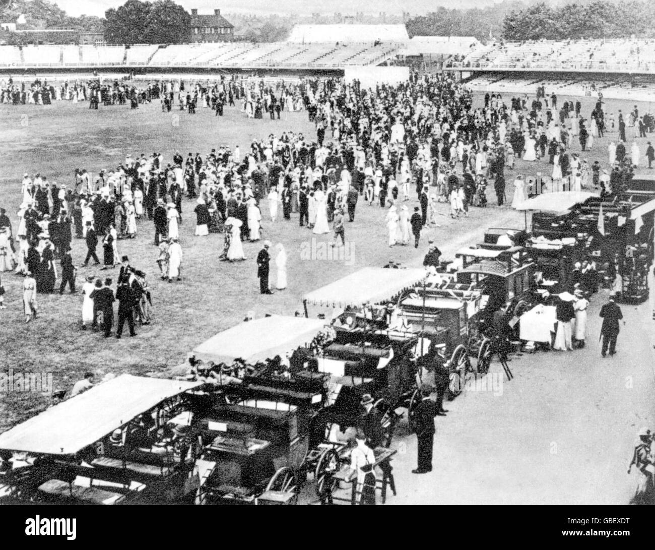 Cricket - Eton v Harrow - Lord's. Los espectadores desfilan a través del campo durante el intervalo de almuerzo Foto de stock
