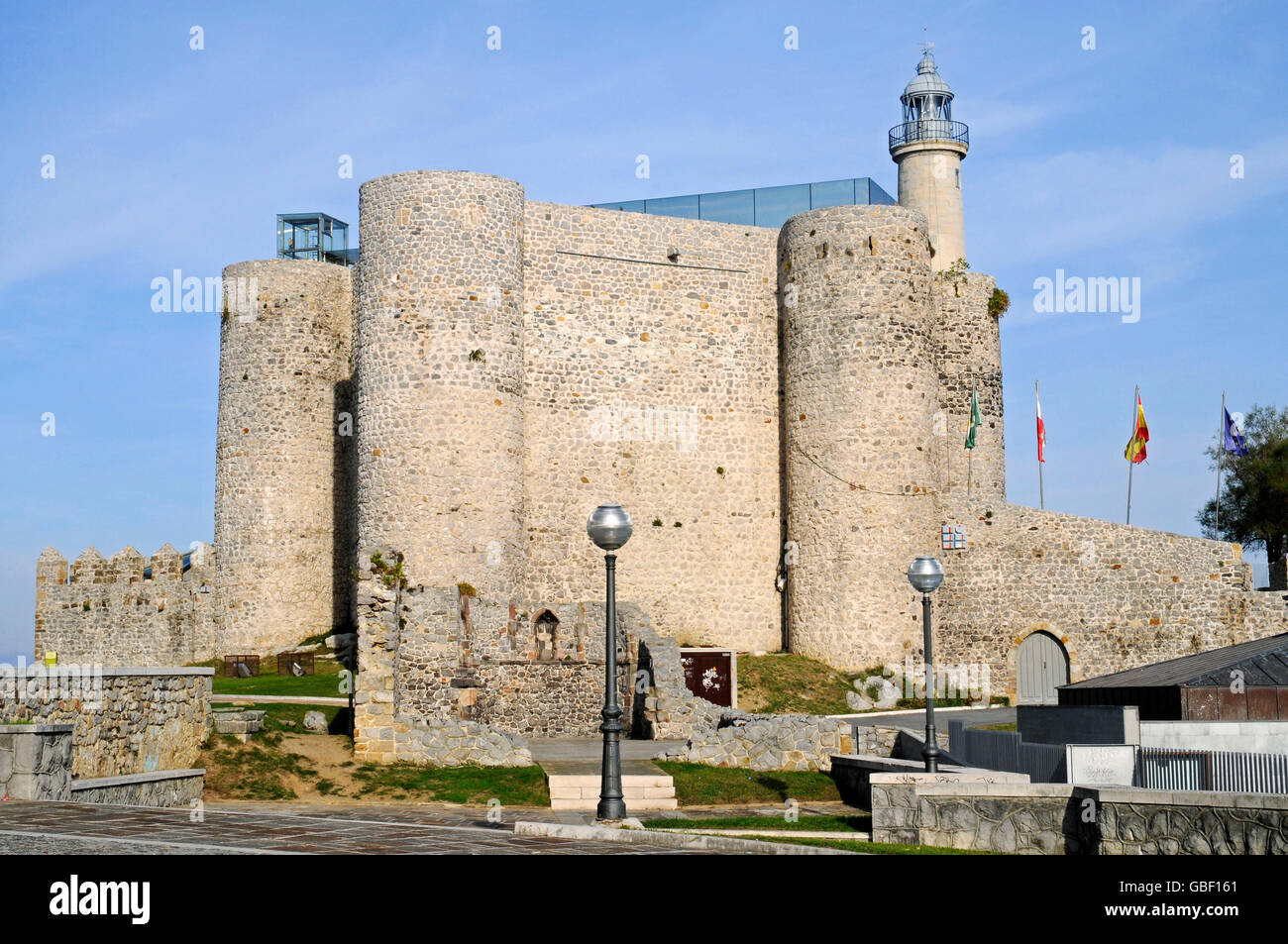 Santa Ana, fortaleza, lighhouse, Castro Urdiales, el Golfo de Vizcaya, Canabria, España Foto de stock