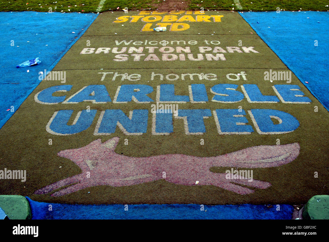 El mensaje de bienvenida en el borde del campo en Brunton Park, hogar de Carlisle United Foto de stock