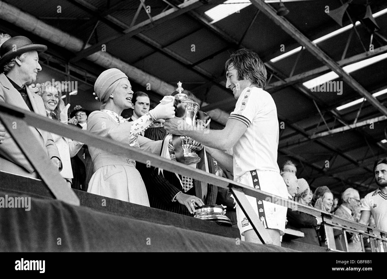 HRH la duquesa de Kent presenta la Copa FA al capitán ganador, Billy Bonds de West Ham United Foto de stock