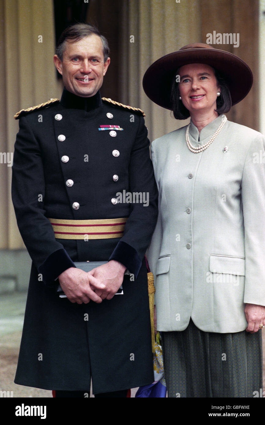 El Teniente General Sir Michael Rose acompañado por su esposa Angela en el Palacio de Buckingham después de recibir su Caballería de la Reina. Foto de stock