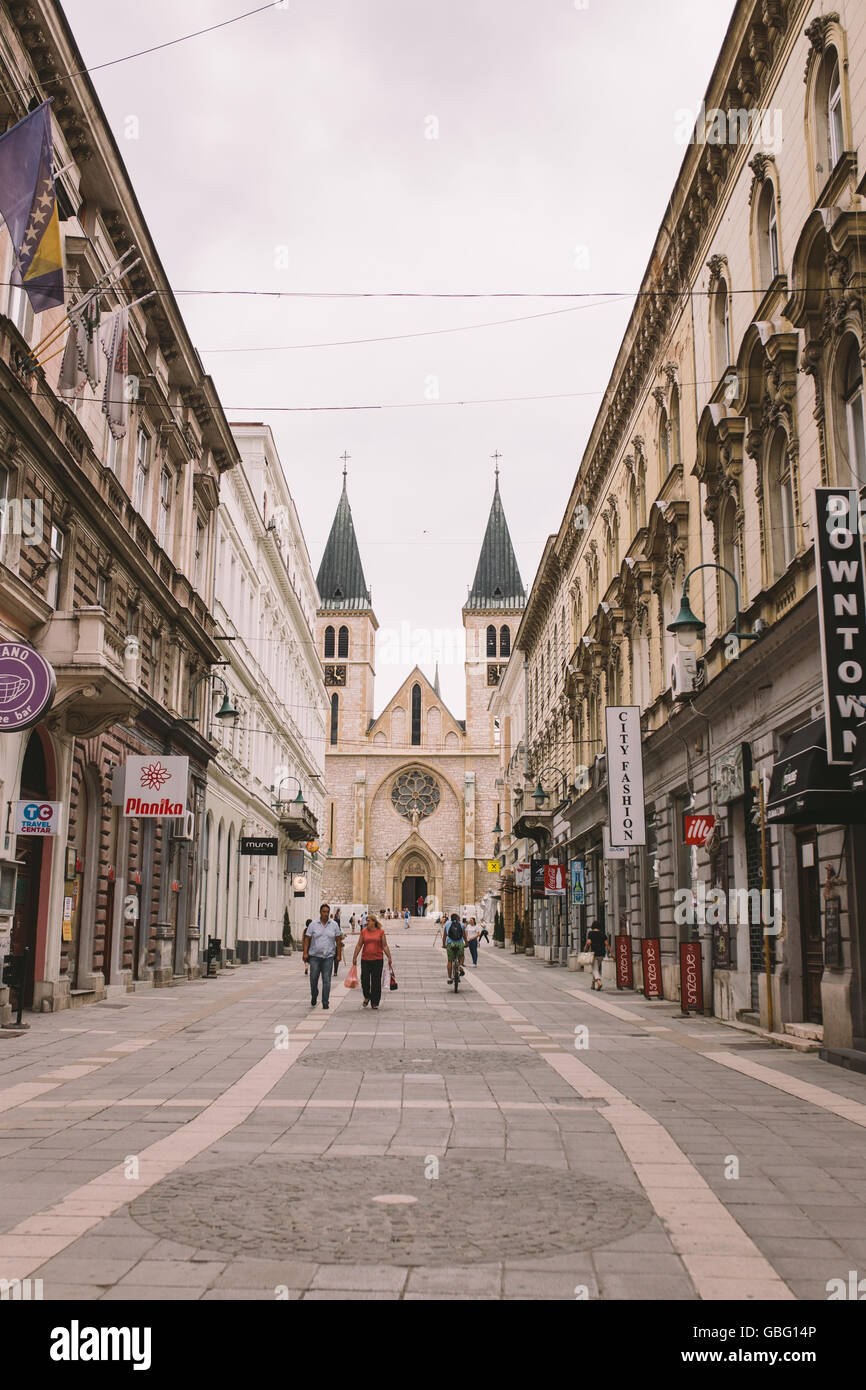 Las calles de Sarajevo,Catedral Sagrado Corazón Foto de stock