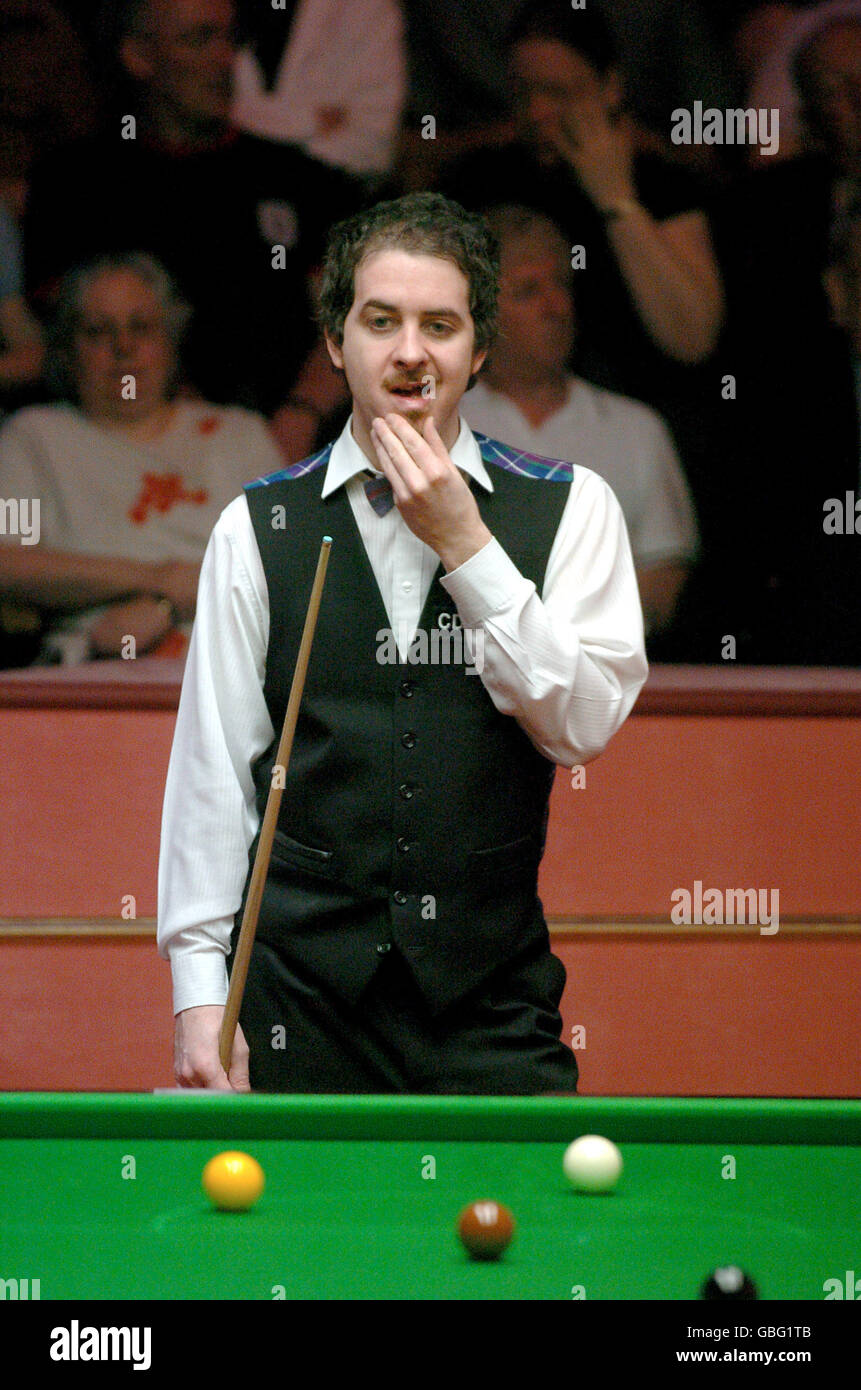 Snooker - Campeonato Mundial de la Embajada 2004. Anthony Hamilton se ve desconcertado mientras baja 7-1 contra Ronnie O'Sullivan en el intervalo Foto de stock