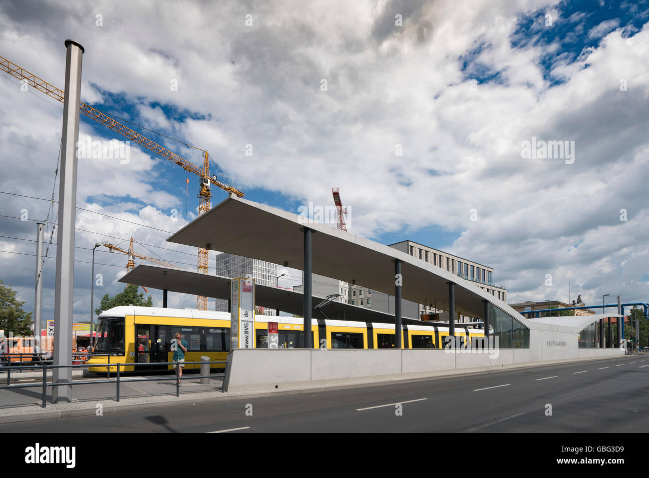 La parada de tranvía moderno y nuevo albergue en Hauptbahnhof, la estación principal de trenes en Berlín, Alemania Foto de stock