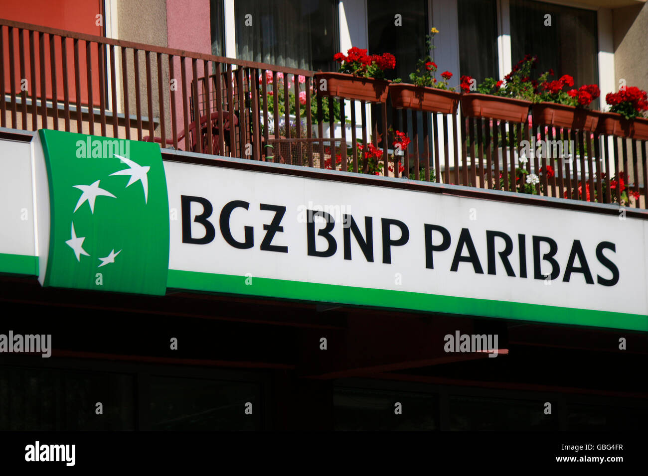 Logo das der Marke 'BGZ BNP Paribas, Swinemuende, Polen. Foto de stock