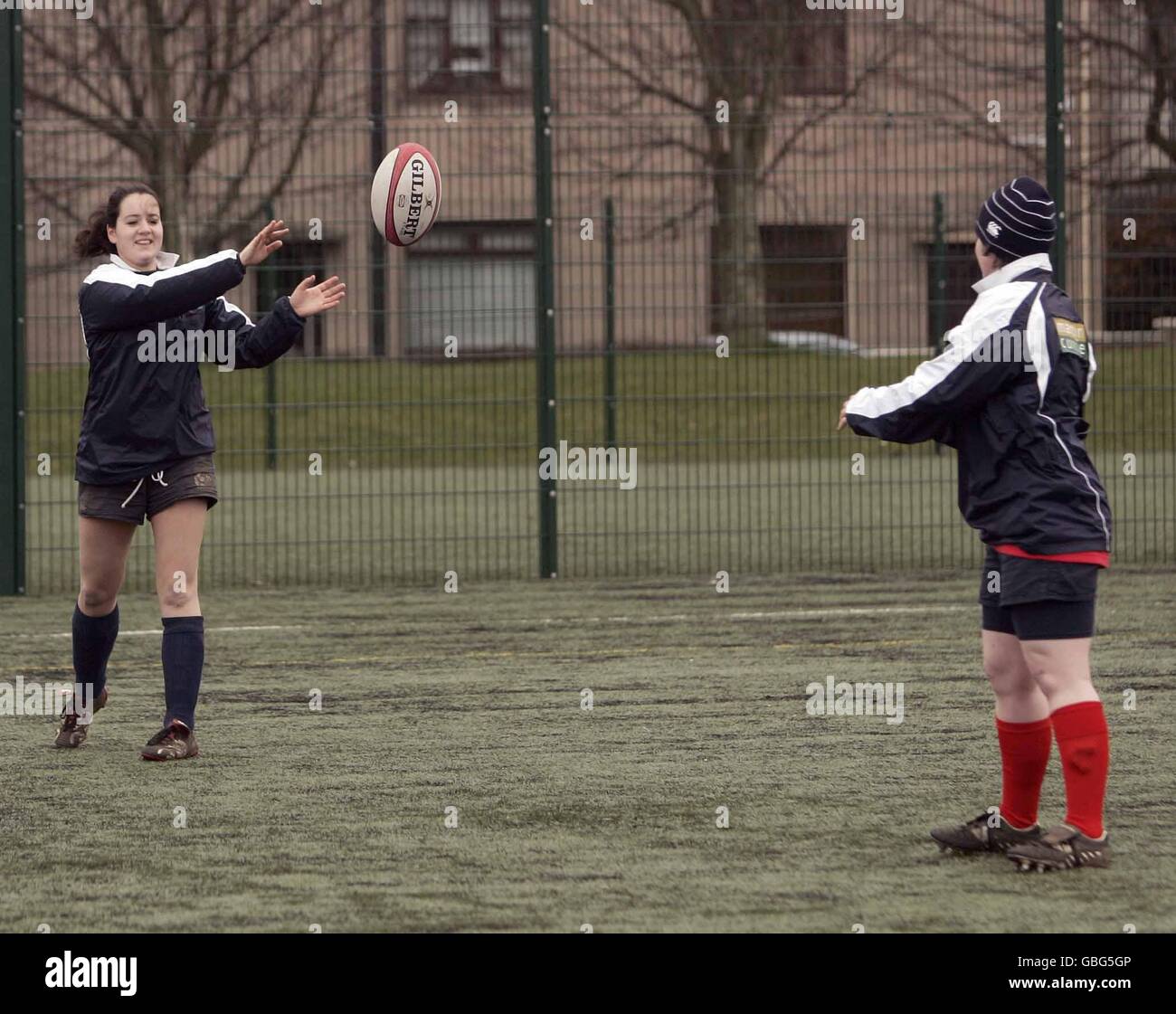 Rugby Union - Scotland Womens Academy Training. Fiona Mcregor (izquierda) de Escocia durante una sesión de entrenamiento en Lasswade RFC, Edimburgo. Foto de stock