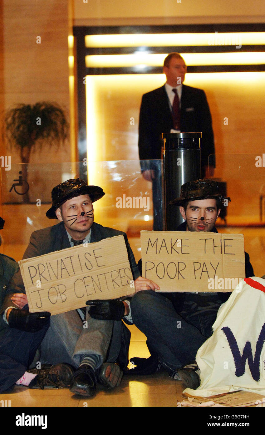 Los manifestantes que se manifiestan en contra del proyecto de ley de reforma del bienestar social bloquean los torniquetes del Departamento de Trabajo y Pensiones. Foto de stock