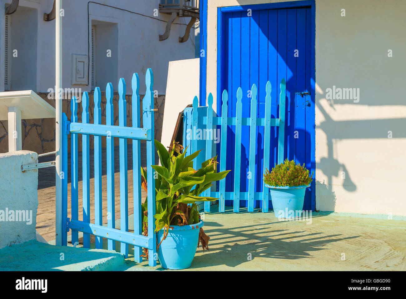 Puerta Azul y cerca de la entrada a la taberna en la isla griega de Samos, Grecia Foto de stock