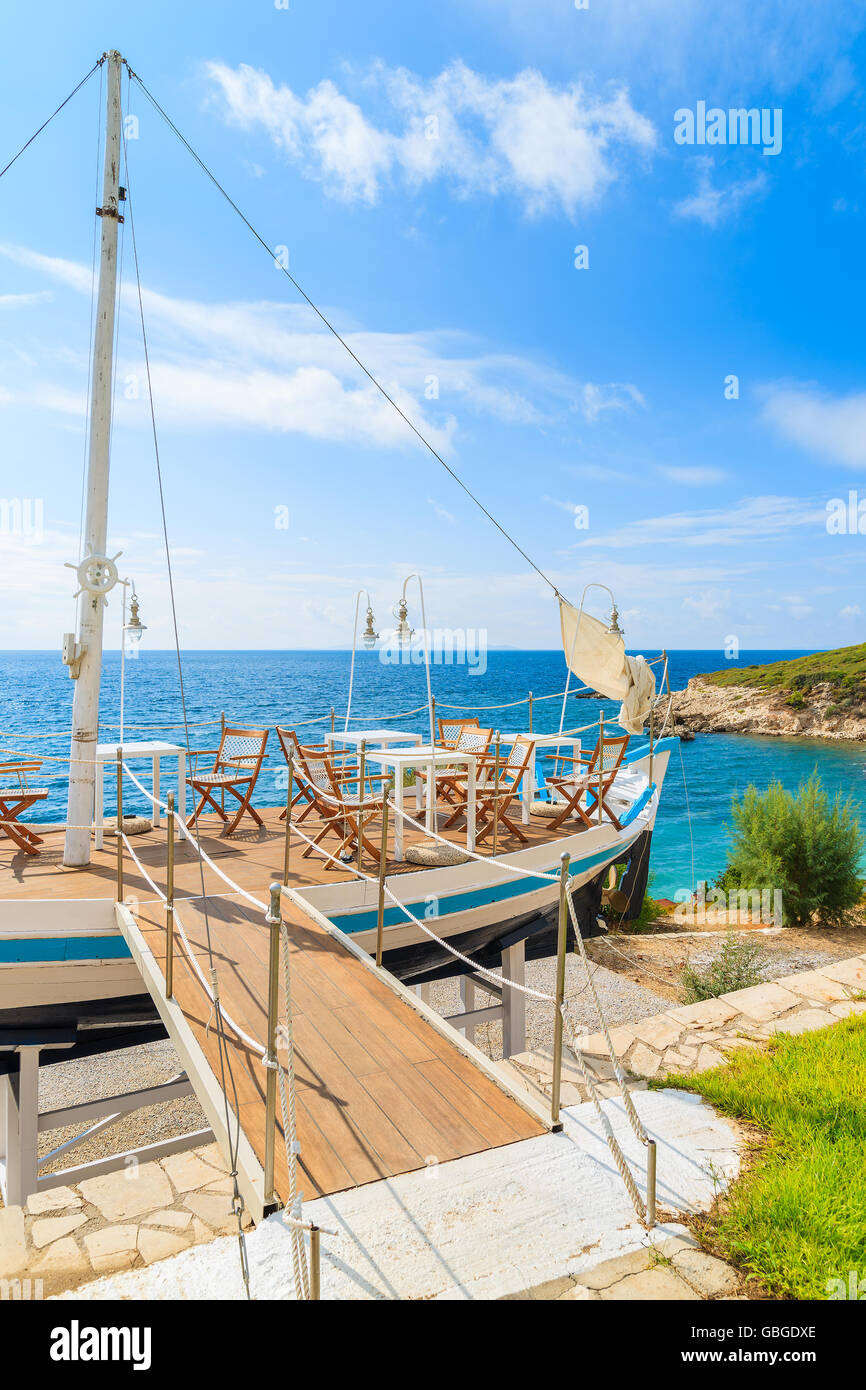 Velero tradicional en la zona verde de proteas Bay en la costa de la isla de Samos, Grecia Foto de stock