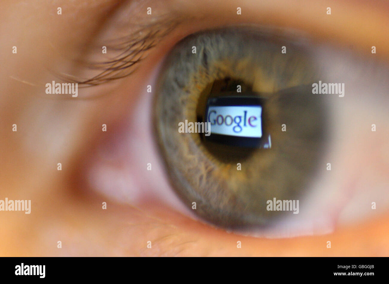 Una foto genérica del logotipo de Google visto reflejado en el ojo de una persona. Foto de stock