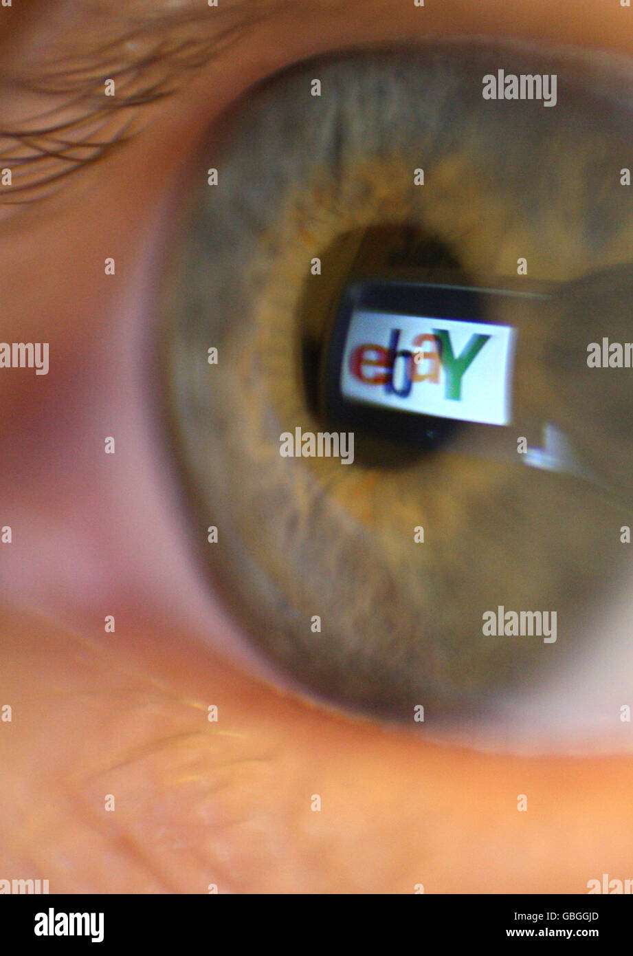 Stock de eBay. Una foto genérica del logotipo de Ebay visto reflejado en el ojo de una persona. Foto de stock