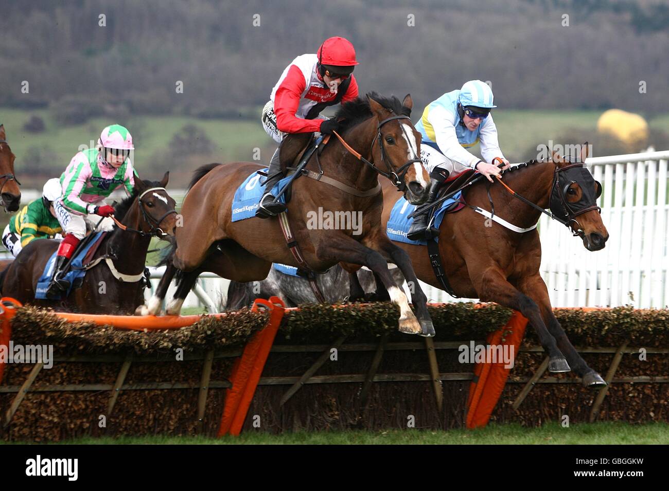 Halo celestial montado por Ruby Walsh (centro) en acción durante el trofeo Smurfit Kappa Champion Hurdle Challenge. Foto de stock