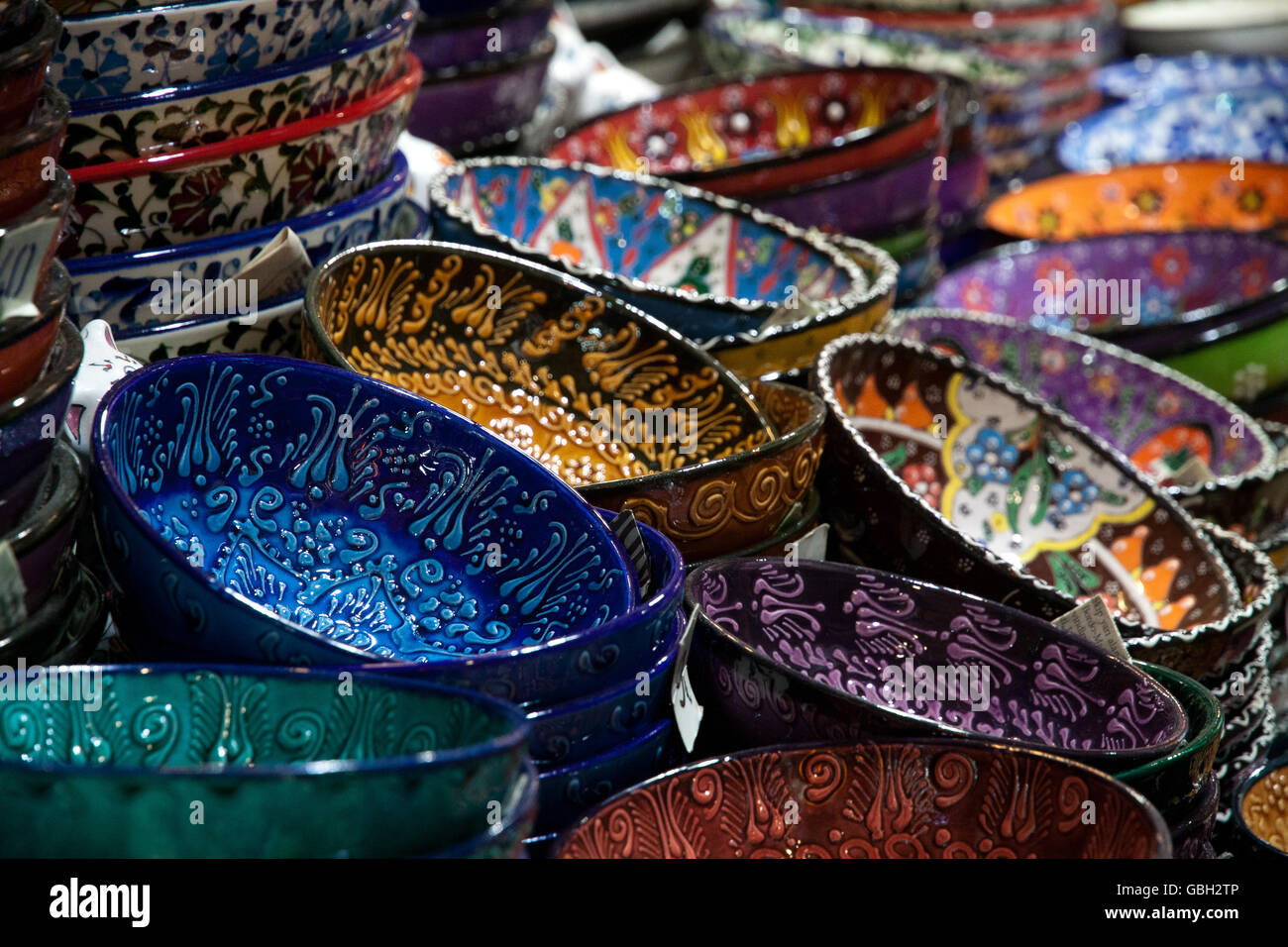 Juegos de té de latón y sirve platos en el Gran Bazar de Estambul, Turquía  Fotografía de stock - Alamy