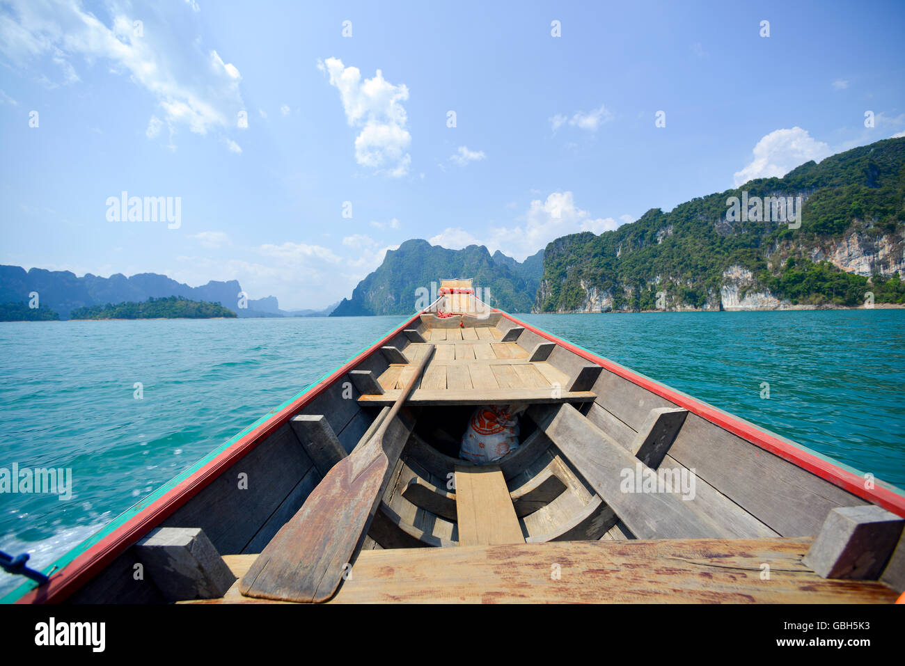 Long tail boat en el lago Khao Sok parque nacional de Tailandia Foto de stock