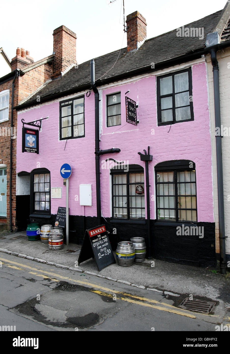 Pub pintado de rosa. El pub Prince of Wales en Church Lane Ledbury que ha sido pintado de color rosa por los pranksters. Foto de stock