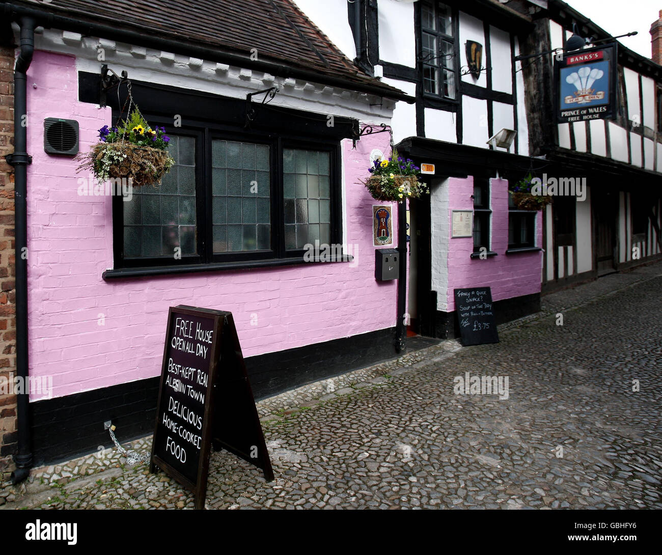 The Prince of Wales Pub en Church Lane Ledbury que ha sido pintado de color rosa por branksters. Foto de stock