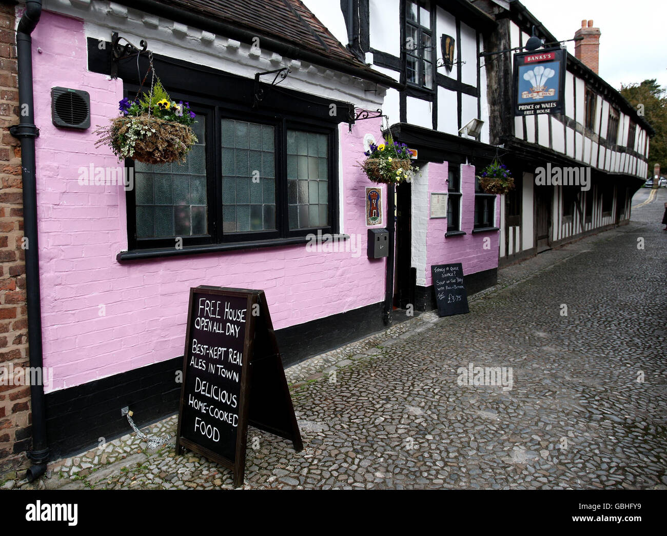The Prince of Wales Pub en Church Lane Ledbury que ha sido pintado de color rosa por branksters. Foto de stock