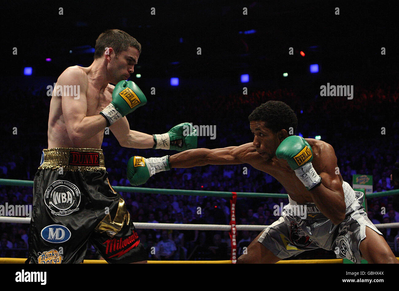 Bernard Dunne se hace cargo de Richard Córdoba durante el WBA Super-bantamweight Title Bout en el O2 Arena en Dublín, Irlanda. Foto de stock