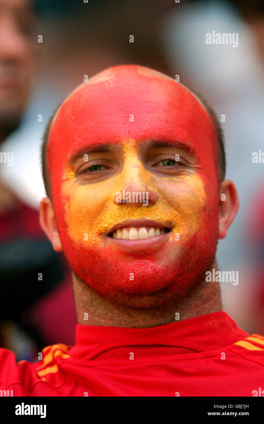 Un fan de España se empapa de la atmósfera anterior a la juego