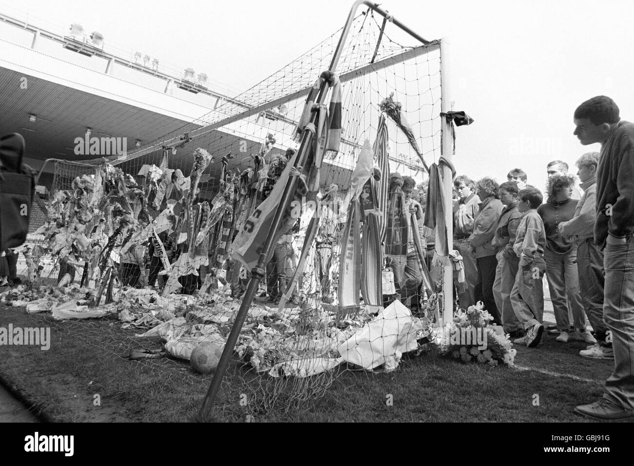 El gol en el Kop End of Anfield, adornada con tributos florales y de bufanda por los fans de Liverpool después de que el estadio se abriera a cientos reunidos en las puertas de Shankly. Foto de stock