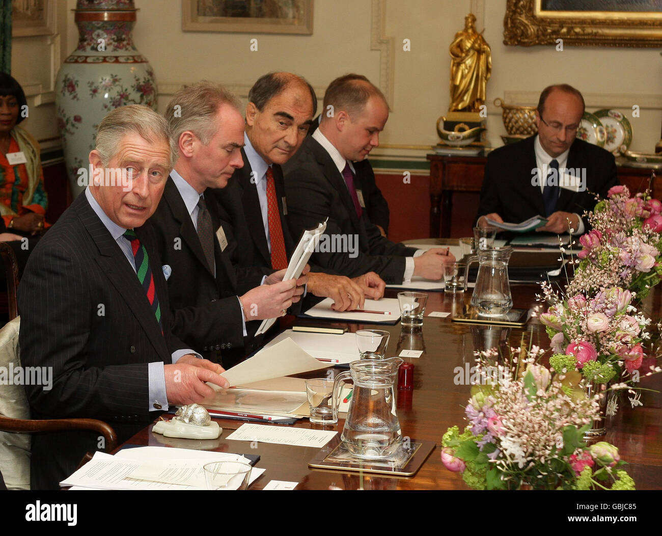 El Príncipe de Gales en una reunión de la Junta Consultiva del Grupo de Trabajo Africano en Clarence House en Londres. Foto de stock