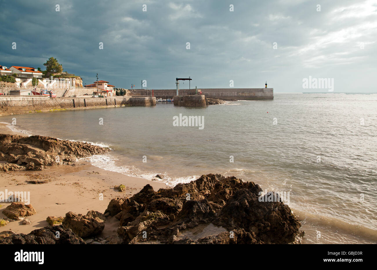 La playa y el puerto de comillas en Cantabria, al norte de España Foto de stock