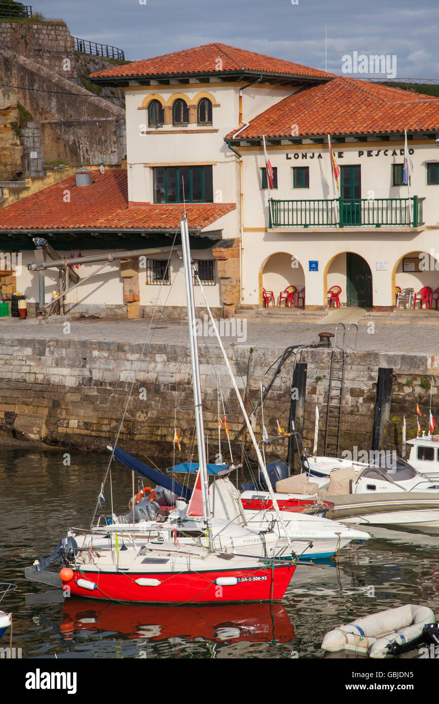El puerto y el puerto pesquero de comillas en Cantabria, al norte de España Foto de stock