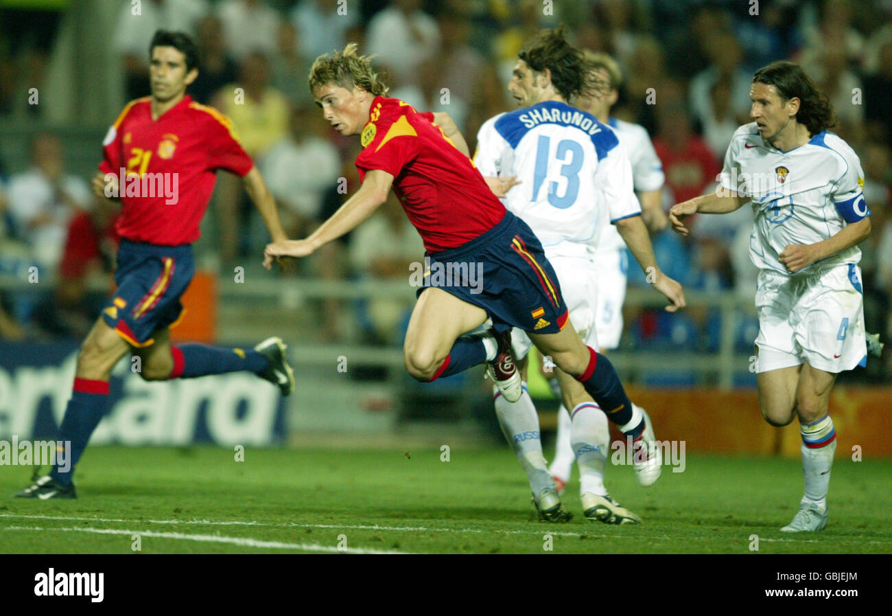 Fútbol - Campeonato Europeo de la UEFA 2004 - Grupo A - España contra Rusia. La rusa romana Sharonov ensucia al español Fernando Torres para ganar una tarjeta roja Foto de stock
