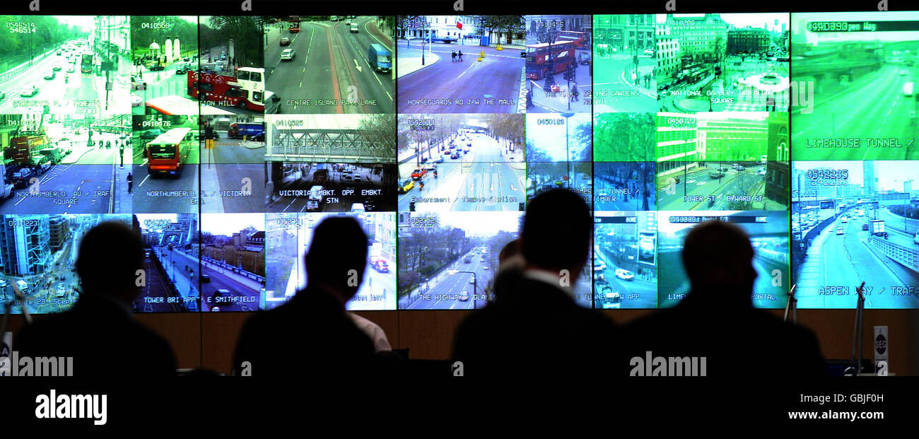 Las imágenes en directo de cámaras CCTV se muestran en una gran pantalla en  la sala de operaciones de especialistas de la policía metropolitana en  Lambeth, al sur de Londres. La policía