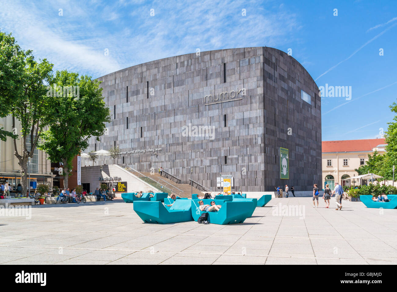 Los museos Quartier plaza con la gente y el museo de arte moderno MUMOK en Viena, Austria. Foto de stock