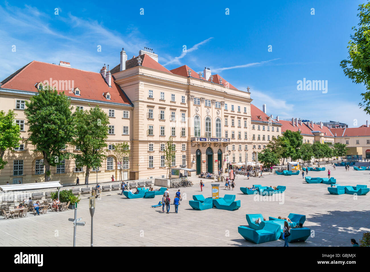 Los museos Quartier plaza con gente y Q21 edificio barroco en Viena, Austria. Foto de stock