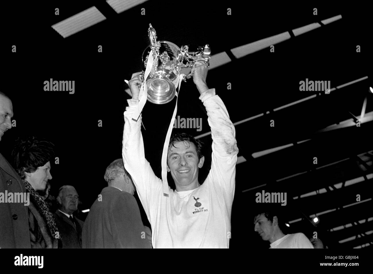 Fútbol - Copa de la Liga de Fútbol - Final - Aston Villa v Tottenham Hotspur. El capitán del Tottenham Hotspur Alan Mullery levanta la Copa de la Liga después de la victoria de su equipo en 2-0 Foto de stock