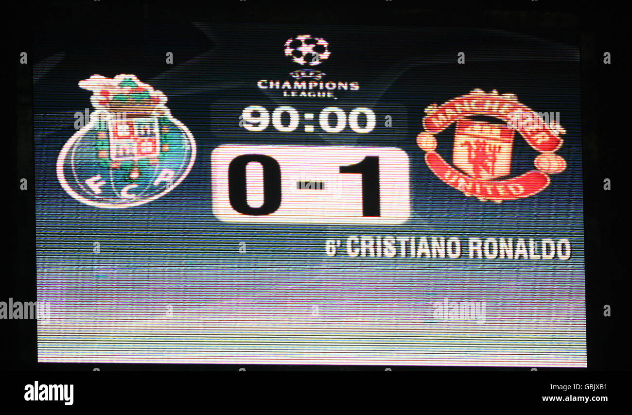 Fútbol - Liga de Campeones de la UEFA - Final del trimestre - Segunda  pierna - FC Porto vs Manchester United - Estadio do Dragao. El marcador  muestra el marcador final entre