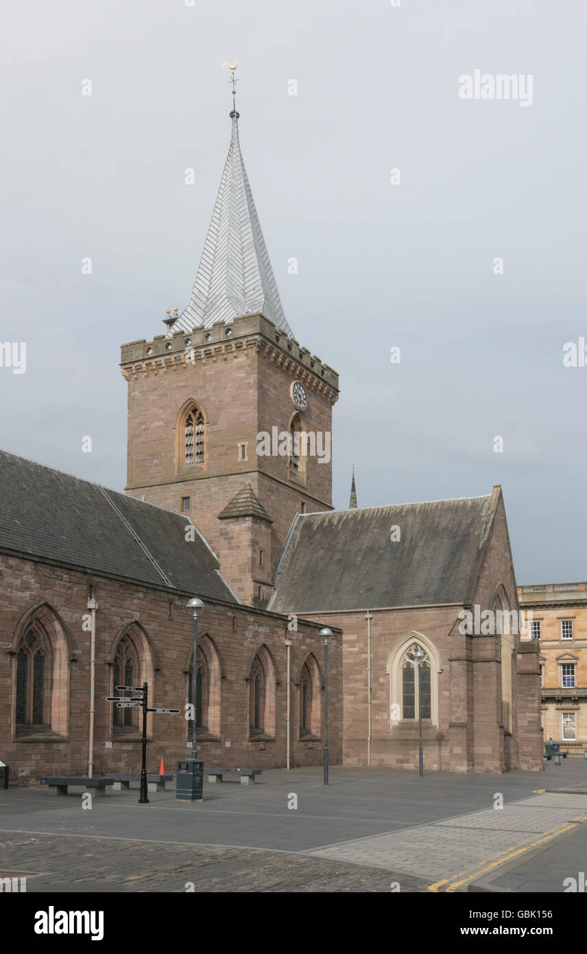 La torre del reloj y el chapitel de plomo de St John's Kirk, Perth, Escocia, Reino Unido, Foto de stock