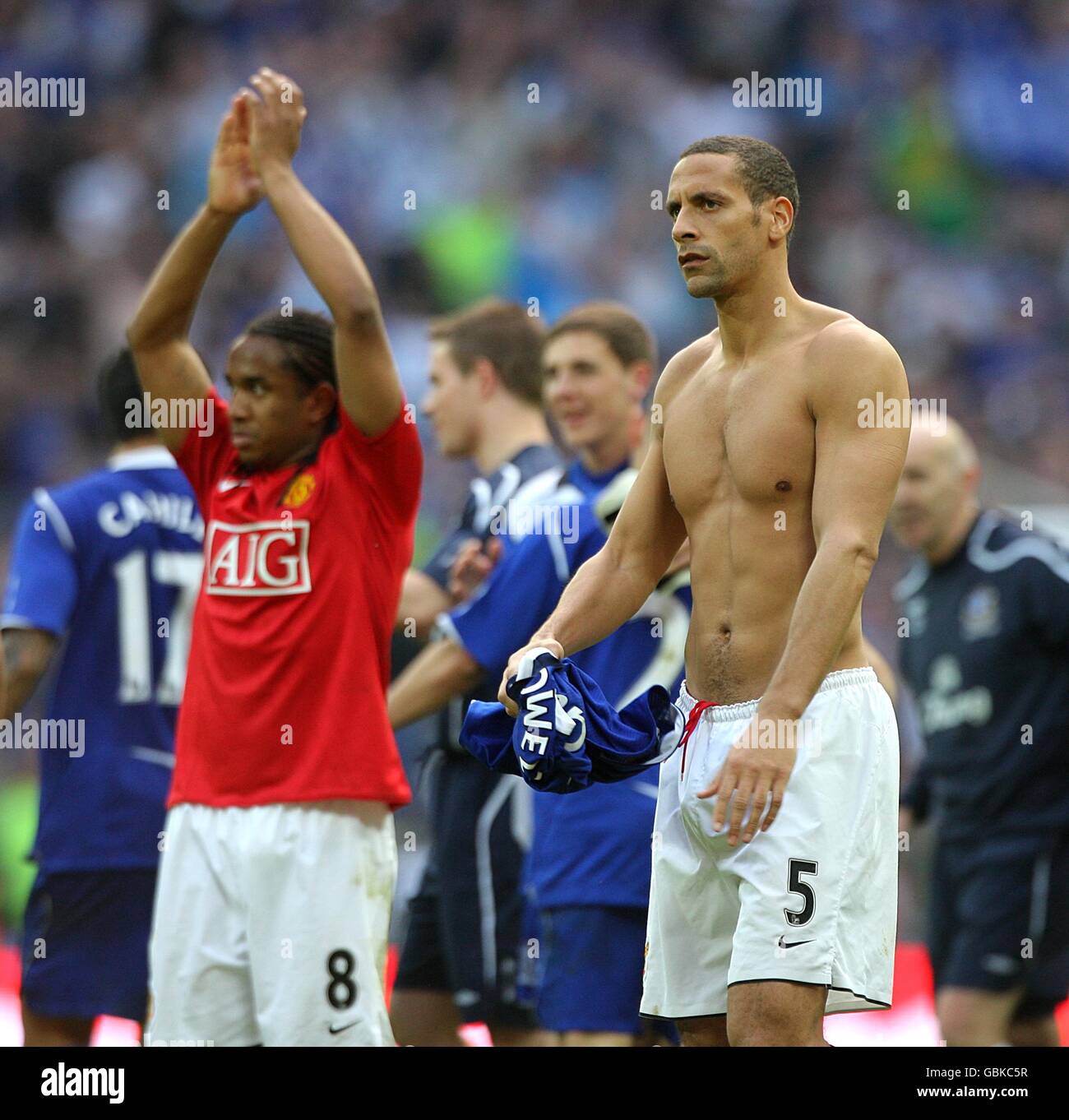 Oliveira Anderson (izquierda) y Rio Ferdinand (derecha), de Manchester United, fueron abatidos después del último silbato Foto de stock