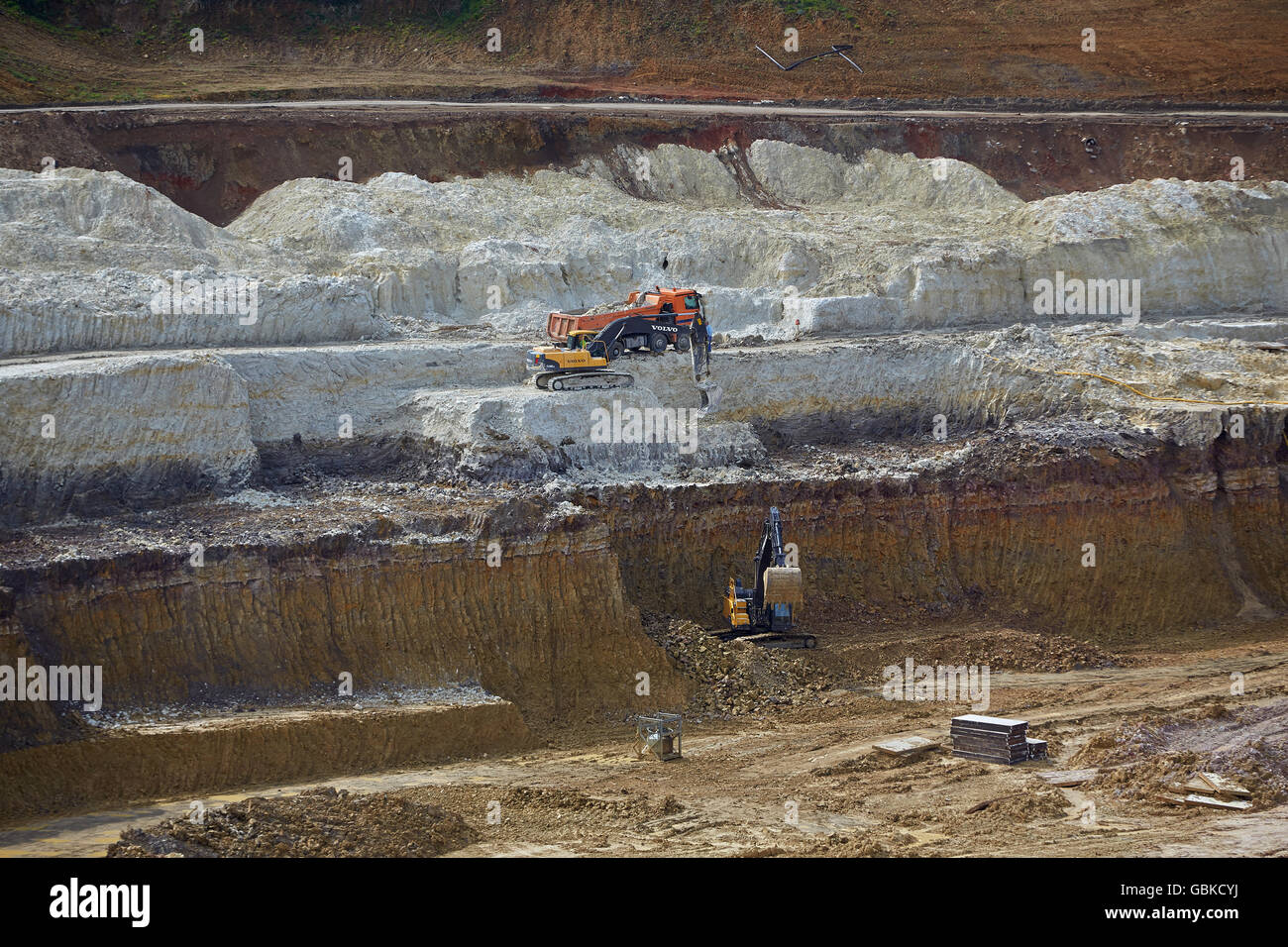 La minería de arcilla en un hoyo de arcilla, cerca Meudt, Renania-Palatinado, Alemania Foto de stock