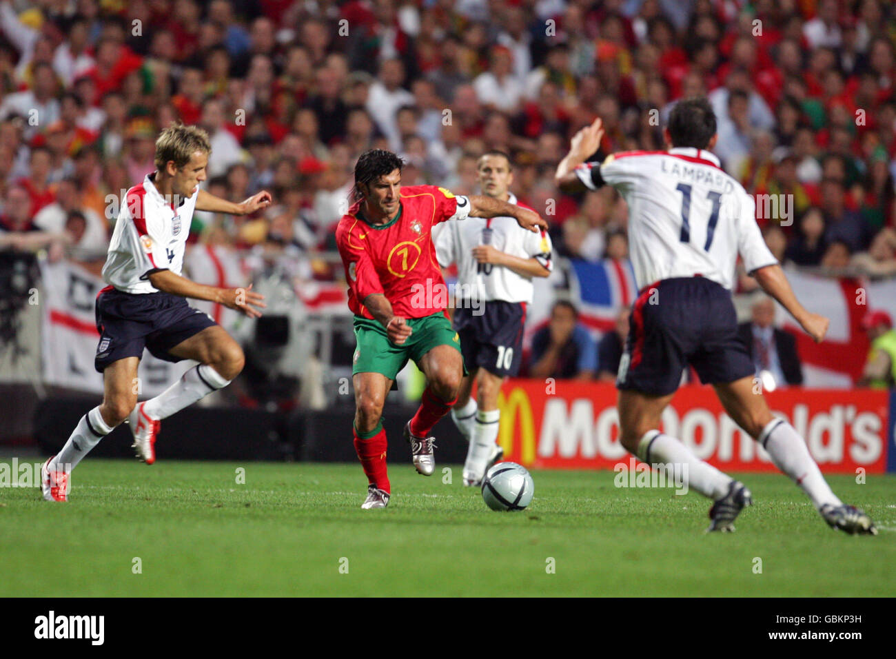 Fútbol - Campeonato Europeo de la UEFA 2004 - Final del trimestre - Portugal contra Inglaterra. Luis Figo, de Portugal, se hace cargo de Phil Neville (l) y Frank Lampard (n.11), de Inglaterra. Foto de stock