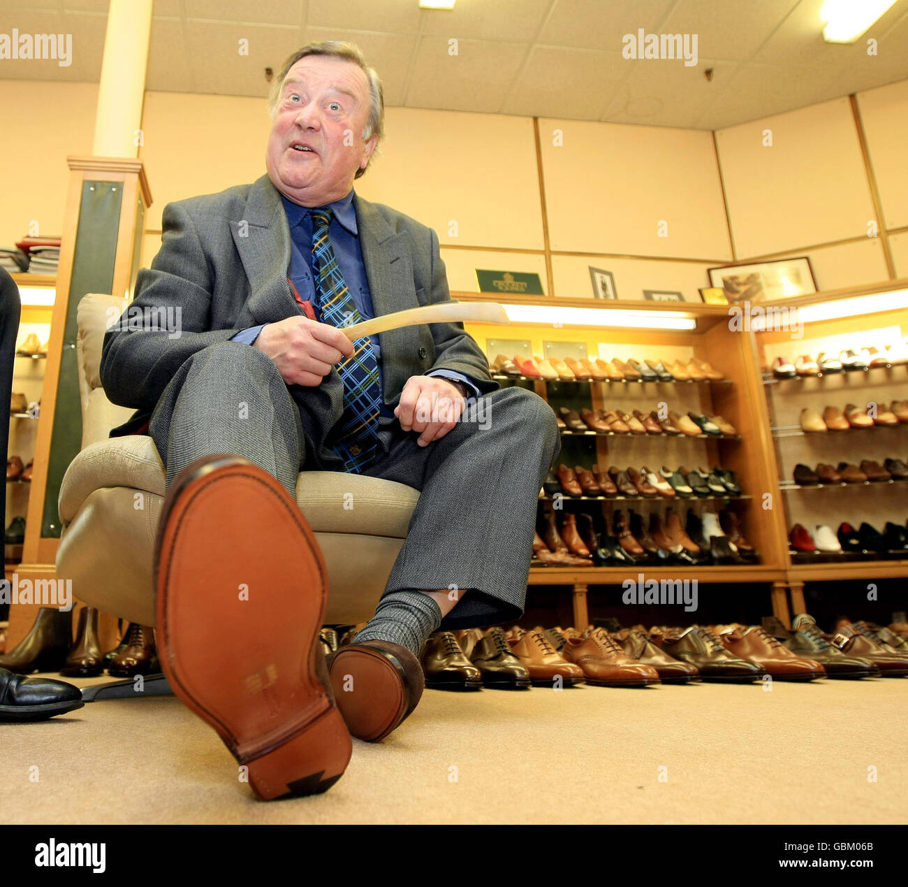 El secretario de Shadow Business Ken Clarke durante una visita a la fábrica  de zapatos Crockett & Jones en Northampton, que hace que los zapatos de  ante marrón que se destaca por